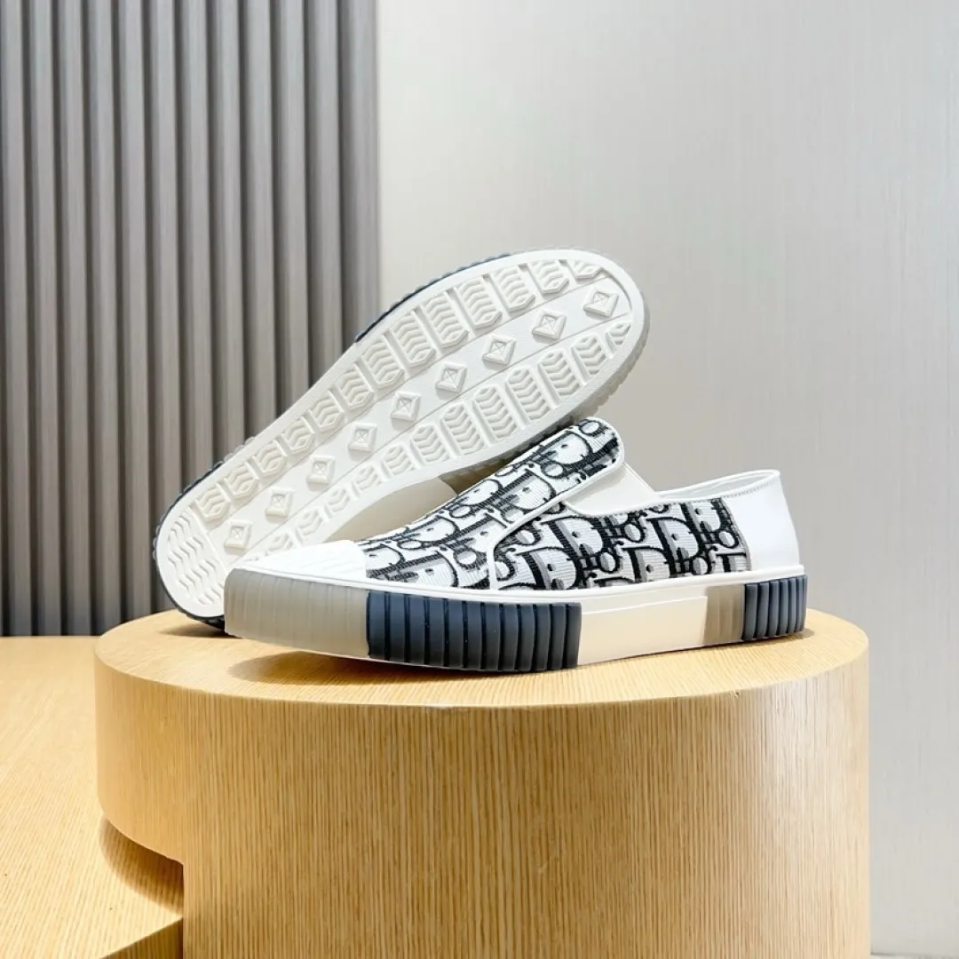 Men's men's shoes💰P400💰[DIOR] Dior's new slip-on shoes🆕Exclusive hot-selling items in stock✨Very comfortable on the feet, fine workmanship Material: Original fabric➕High-quality sheepskin lining + original wear-resistant outsole👍🏻Features: High-end and comfortable, purely handmade to create the perfect shoe that suits you best. Number of yards: 38–45
